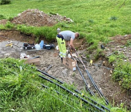 Ein Bayernwerk-Mitarbeiter verbindet die alten Kabel mit den neuen.