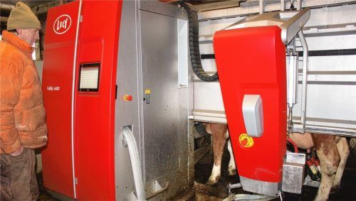 Ein Bildschirm an der Anlage des Melkroboters zeigt genau den Milchfluss jeder Zitze. Fotos AELF Traunstein