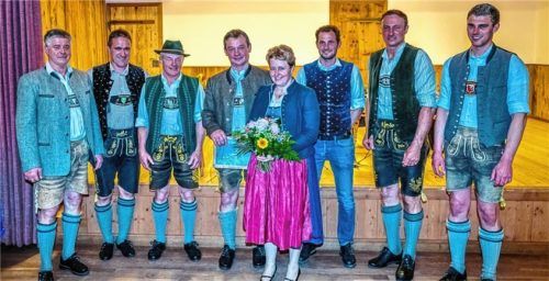 Ein Dank für die Organisation der Tierschau: (von links) Konrad Estermann, Sepp Loferer, Bernhard Niederthanner, Markus und Birgit Dinzenhofer, Karl Liegl, Franz Vordermayer und Josef Paul. Foto hötzelsperger