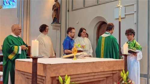 Ein Geschenk zum Abschied: (von links) Diakon Matthias Mitlöhner, Pastoralreferentin Elisabeth Maier, Kirchenmusiker Gerhard Franke, Pastoralassistentin Veronika Gosling und Stadtpfarrer Maurus Scheurenbrand übergeben Pastoralreferentin Martina Mauder das Geschenk der hauptamtlichen Mitarbeiter. Fotos Sedlbauer