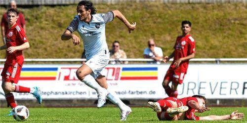 Ein Symbolbild: Ehekirchens Pascal Schittler zieht auf und davon, Rosenheims Malik Salkic ist am Boden.Foto Hans-Jürgen Ziegler