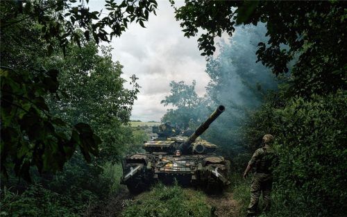 Ein ukrainischer Panzer rückt nahe der Front in Richtung einer Stellung vor. Foto dpa