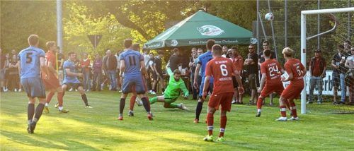 Eine der wenigen guten Schussgelegenheiten für den ASV Großholzhausen, aber der Versuch von Kazim Gökce ging über den Baldhamer Kasten.Foto Franz Ruprecht