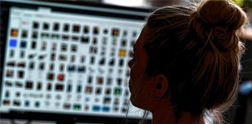 Eine Ermittlerin vor einem Auswertungscomputer: Im Bereich Kindesmissbrauch und Kinderpornografie arbeiten besonders viele Frauen. Die Bilder, die sie bei den Ermittlungen sehen, muss man aushalten können.Foto dpa