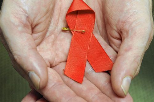 Eine Infektion mit HIV ist immer noch schambehaftet, weil es an Aufklärung fehlt. Doch Menschen, die mit dem Virus infiziert und in Behandlung sind, können heute gut und lange leben. Foto dpa