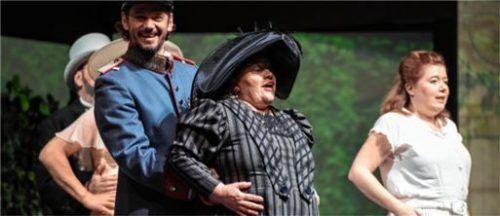 Eine Szene aus „Das Land des Lächelns“ – für die Sondervorführung wird extra umgebaut. Foto Richter