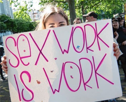 Eine Teilnehmerin an einer Demonstration von Sexarbeiterinnen gegen das Prostituiertenschutzgesetz am „Internationalen Hurentag“ am 3. Juni. Foto dpa