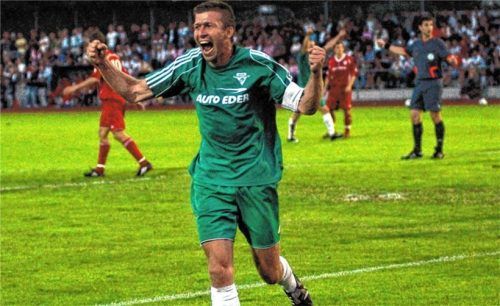 Einige der großen Momente waren beim SBR die Derbys gegen den Lokalrivalen 1860 Rosenheim. Da gelangen dem Sportbund auch ein paar Siege vor meist großer Zuschauerkulisse. Hier jubelt Sepp Heller über ein Tor gegen die 60er. Foto Hans-Jürgen Ziegler