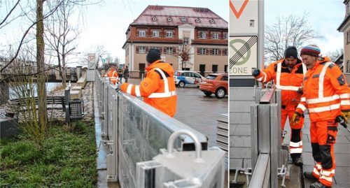 Einmal im Jahr rückt der Kolbermoorer Bauhof zur „Katastrophenschutzübung“ aus, denn jeder Handgriff muss sitzen, wenn im Ernstfall die mobilen Hochwasserschutzdämme an der Mangfall gebraucht werden. Bei der Übung im März wurde am Alten Friedhof ein mobiler Damm errichtet. Hier ist die Spundwand offen, die zum Hochwasserschutz beidseits der Mangfall errichtet wurde, damit der Fluss erlebbar bleibt. Fotos  Riediger