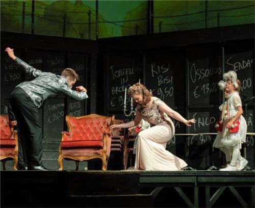 Elegant geht es auf dem Ball zu: Dandini (Filippo Turkheimer) und Angelina (Sidsel Eriksen).Foto re