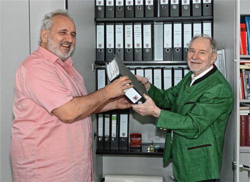 Ende einer Ära – Beginn eines neuen Abschnitts: Frank Kefer (links) hat von Horst Rankl den Vorsitz für das Theater Rosenheim übernommen. Er will künftig stärker mit anderen Theatervereinen kooperieren.Foto Schlecker