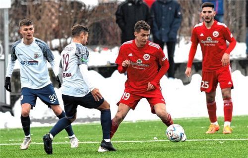 Ende Januar trafen 1860 Rosenheim und Wasserburg schon einmal in einem Testspiel aufeinander, in der neuen Saison tritt man in Punktspielen der Landesliga Süd gegeneinander an. Auf dem Bild von links: Daniel Vorderwestner, Michael Barthuber, Adel Merdan und Albin Krasnic. Foto Hans-Jürgen Ziegler