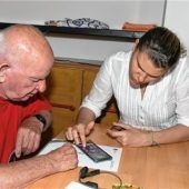 Online eine Fahrkarte für die Bahn kaufen und im Internet shoppen