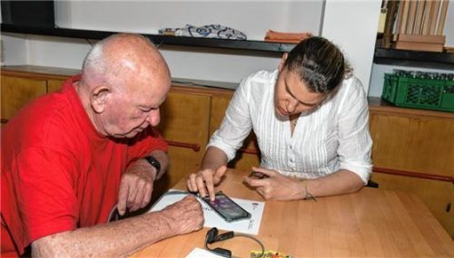 Endlich mal mit dem Handy einkaufen möchte der 85-jährige Günther Schaffer (links). Wie das funktioniert, erklärt ihm die ehrenamtliche Medienberaterin Eva Eckhardt.