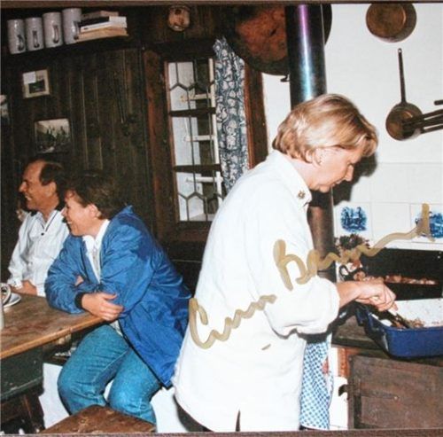 Entenbraten und Kartoffelknödel servierte Annemarie Derx (rechts) auf der Hütte. Professor Barnard (am Tisch, links) ließ es sich schmecken.