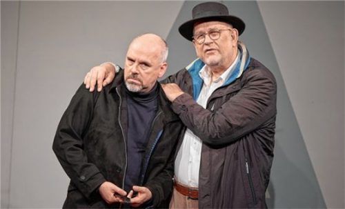 „Entweder...oder“: Nachbar A (rechts: Konrad Adams) und Nachbar B (links: Heiko Dietz) treffen sich regelmäßig in ihrem Treppenhaus, irgendwo in Frankreich. Foto flamm