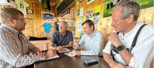 Erschüttert und ratlos zugleich sind die Vorstandsmitglieder des Sportvereins Ostermünchen (von links) Christian Mayer, Peter Niedermeier und Markus Lupp sowie Vereinskassier und Gemeinderat Stefan Hofbauer. Alle Prävention und Fürsorge für den Schutz von Kindern und Jugendlichen hat den Verein nicht davor gefeit, dass ein Jugendtrainer im Verdacht steht, sich an Buben vergriffen zu haben. Foto Gerlach