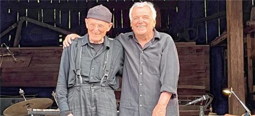 Erzähler Bodo Hell (links) und Perkussionist Erwin Rehling im Ameranger Bauernhausmuseum. Foto Janeczka