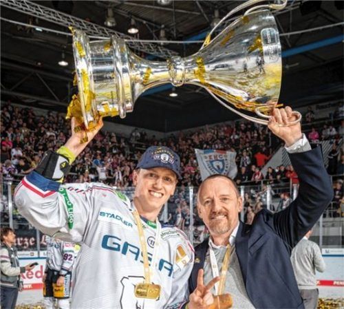 Familiensache: Sebastian Streu und Vater Craig bejubeln den DEL-Titel mit den Eisbären Berlin.Foto City-Press gmbh