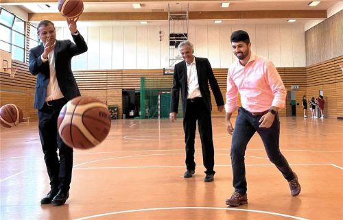 Feiern die Einigung mit einer Runde Basketball: (von links) Sportbund-Vorsitzender Bernd Perner, Pfarrer Andreas Maria Zach und Dritter Sportbund-Vorsitzender Abuzar Erdogan. Foto Sportbund Rosenheim