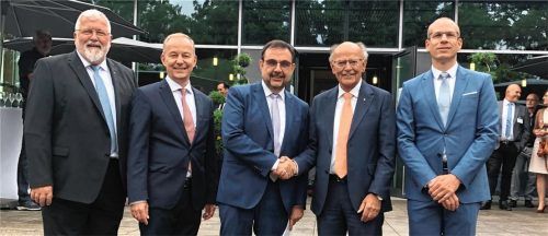 Feierten mit 120 geladenen Gästen das 140-jährige Bestehen des Inn-Salzach-Klinikums in Wasserburg: (von links) Bezirksrat Sebastian Friesinger, Ärztlicher Direktor Professor Dr. Peter Zwanzger, Gesundheitsminister Klaus Holetschek, Bezirkstagspräsident Josef Mederer und Geschäftsführer Dr. Karsten Jens Adamski. Foto Duczek