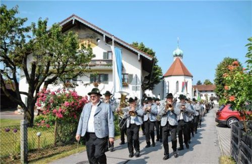 Festumzug mit einer Abordnung der Musikkapelle Großholzhausen. Foto ruprecht