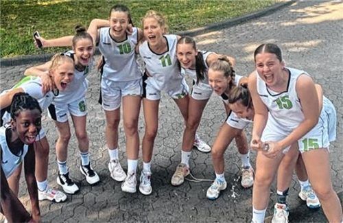 Freude pur bei den Spielerinnen: Erstmals seit 2016 wird in der Region wieder Nachwuchs-Bundesliga gespielt.Foto re