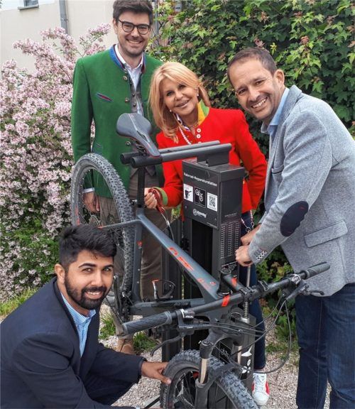 Freuen sich über die neuen Fahrrad-Servicestationen: (von links) Abuzar Erdogan, Fraktionsvorsitzender der SPD, Lorenz Stiglauer, Geschäftsführer der Flötzinger Brauerei, Marisa Steegmüller, geschäftsführende Gesellschafterin der Flötzinger Brauerei, und Oberbürgermeister Andreas März. Foto Cordula Wildauer
