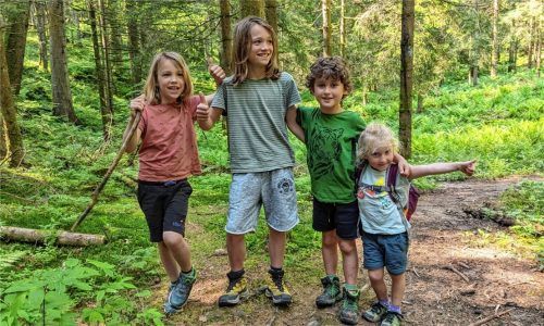 Freuen sich über ihre Entdeckung am Heuberg: (von links) Levin und Jannis Bartel sowie Jakob und Hanna Adeili. Fotos Adeili