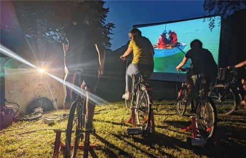 Für eine Vorstellung der Filme treten die Besucher des Kolbermoorer Radlkinos in die Pedale. Foto re