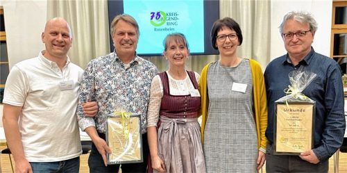 Für ihr langjähriges Engagement rund um die Rosenheimer Jugendarbeit erhielten Jörg Giesler, Curt Wiebel sowie Juliane Mitterer und Ludwig Bernhartzeder (von links) von der KJR-Vorsitzenden Erika Spohn (Mitte) persönliche Auszeichnungen und Ehrungen. Foto Neuwirth