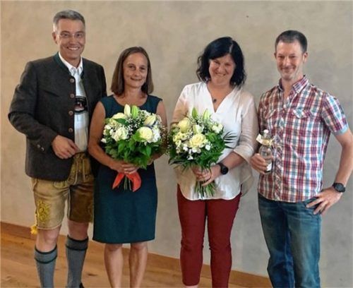 Für ihre ehrenamtliche Arbeit dankte (von links) Landrat Otto Lederer den Messfeldbetreuerinnen der Lawinenwarnzentrale, Mary-Lou Tausch und Antje Oehmichen. Sepp Obermair, Obmann der Lawinenkommission Brannenburg, dankte er für dessen Unterstützung bei der Ortssuche für das Treffen.Foto Landratsamt Rosenheim