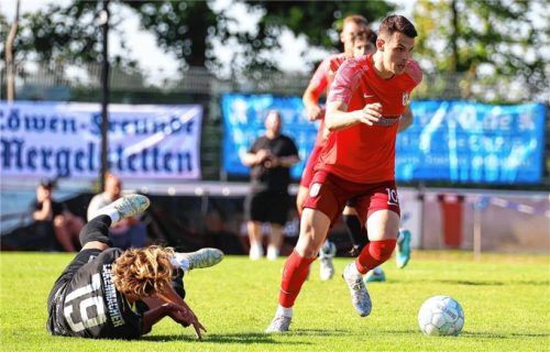 Gäste-Stürmer Fynn Lakenmacher liegt am Boden, Wasserburgs Neuzugang Irfan Selimovic ist obenauf.Foto mb.presse