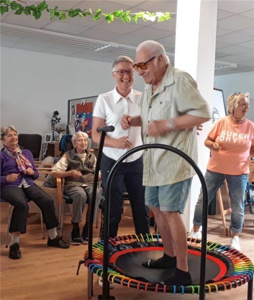 Gaudi auf dem Trampolin: Horst Karlovsky steckt alle mit seiner Tanzenergie an. Foto Wildauer