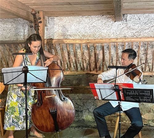 Geiger Qi Zhou und Kontrabassistin Shegni Gu kombinierten Mozart und chinesische Musik.Foto Kirchner