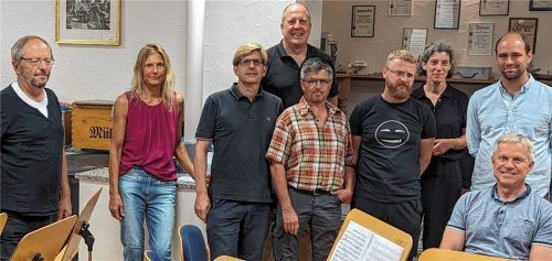Gemeinderäte und Verwaltung bei der Besichtigung des Proberaums der Sensenschmied-Musikkapelle: (von links) Sebastian Bleier, Karin Stelzer, Markus Gschwendtner, Michael Priermeier, Herbert Mühlbacher, Vorsitzender der Sensenschmied-Musikkapelle Otmar von Stackelberg, Veronika Klosterhuber, Sebastian Senftleben und Bürgermeister Hajo Gruber.Fotos  Hoffman
