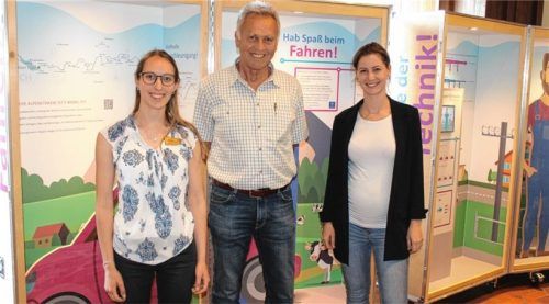 Gemeinsam eröffnen (von links) Viktoria Friedl von der Tourist-Information Oberaudorf, Zweiter Bürgermeister Alois Holzmaier und Simone Lang von Bayern Innovativ die Ausstellung im Oberaudorfer Kursaal.Foto Steffenhagen