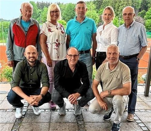 Gemeinsam in die neue Saison: (hinten, von links) Zweiter Kassier Hans Heigl, Schriftführerin Monika Schausberger, Sportwart Andy Stehnkuhl, Kassierin Rosemarie Schabus, Administrator Gunter Foldenauer, (vorne, von links) Jugendwart Philipp Ober, Abteilungsleiter Hans Mayer und Zweiter Abteilungsleiter Robert Schausberger.Foto re