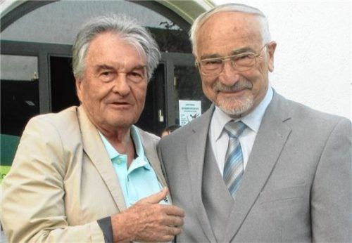 Gemeinsam schreiben sie Geschichte: (von links) MGV-Dirigent Wolfgang Zeller mit dem Strophengeber Professor Dr. Georg Kraus.Foto Männergesangverein Schloßberg