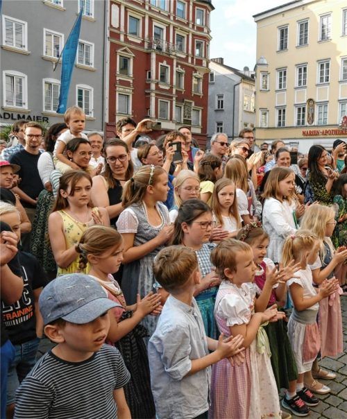 Gemeinsam singen: In der Innenstadt herrschte Gänsehautstimmung.