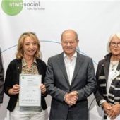 Kanzler ehrt Kinderschutzbund