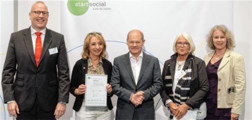 Große Freude herrschte bei der Übergabe der Auszeichnung durch Bundeskanzler Olaf Scholz (Mitte) an den Kinderschutzbund (KSB) Rosenheim in Berlin bei (von links) startsocial-Coach Oliver Weiss, KSB-Geschäftsführerin Marianne Guggenbichler, ihrer Stellvertreterin Heide von Raußendorff und Barbara Heuel, stellvertretende Geschäftsführerin. Foto Welters