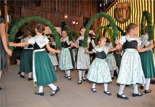 Großer Auftritt der Kindergruppe beim Laubentanz.

Fotos Ruprecht