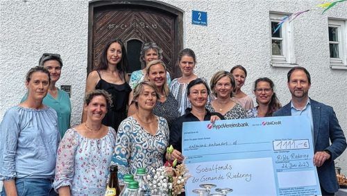 Gut 15 Damen engagieren sich im RiWa, dem Riederinger Warenhaus. Der Erlös aus den Einnahmen geht an den Sozialfonds der Gemeinde. Die RiWa-Damen überreichten Bürgermeister Christoph Vodermaier nun einen 1111-Euro-Scheck. Foto Kirchner