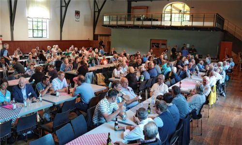 Gut besucht war die Aschauer Festhalle bei der Informationsveranstaltung der Gemeinde zur künftig möglichen Wärmeversorgung. Foto Rehberg