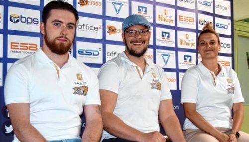 Gut gelaunt beim Interview: Julia Klose (rechts) und Philipp Seifert (links), die sportliche Führung des EHC Waldkraiburg. Foto Paolo del Grosso