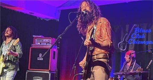 „Handsome Jack“ zu Gast beim Blues-Club Chiemgau: Jamison Passuite (Gitarre, Gesang), Joey Verdonselli (Bass, Gesang) und Bennie Hayes (Schlagzeug, Gesang).Foto kirchner