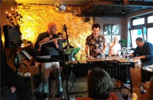 Heizten im Le Pirate mit Latin Jazz ein: (von links) Bernhard Pichl (Piano), Kim Barth (Flöte); Rudi Engel (Bass), Tizian Jost (Vibrafon), Michael Keul (Schlagzeug) und Cesar Granados (Congas).Foto prechtl