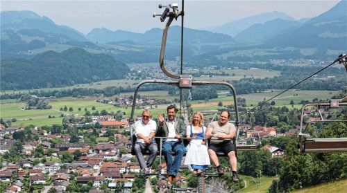 Hoch hinaus: (von links) Hannes Rechenauer, Geschäftsführer der Oberaudorfer Bergbahnen, Bürgermeister Matthias Bernhardt, die Chefin der Tourist-Information Martina Schweinsteiger und Mathias Knöckl, Vorsitzender des Tourismusfördervereins, genießen die Fahrt im Sessellift.Foto steffenhagen