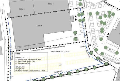 Im Bereich der bestehenden Stellplatzfläche (gelb) sollte ein zweigeschossiger Neubau für einen Einzelhandelsmarkt, Büro- und Besprechungsräume sowie ein Beratungszentrum der Bank mit dazugehörigen Parkmöglichkeiten, Ladesäulen und Außenanlagen entstehen. Dachflächen, so die Idee, könnten begrünt oder mit Photovoltaikanlagen bestückt werden. Die Änderung des Bebauungsplans wurde vom Gemeinderat mit 11:10 Stimmen abgelehnt. Blaesig Architekten